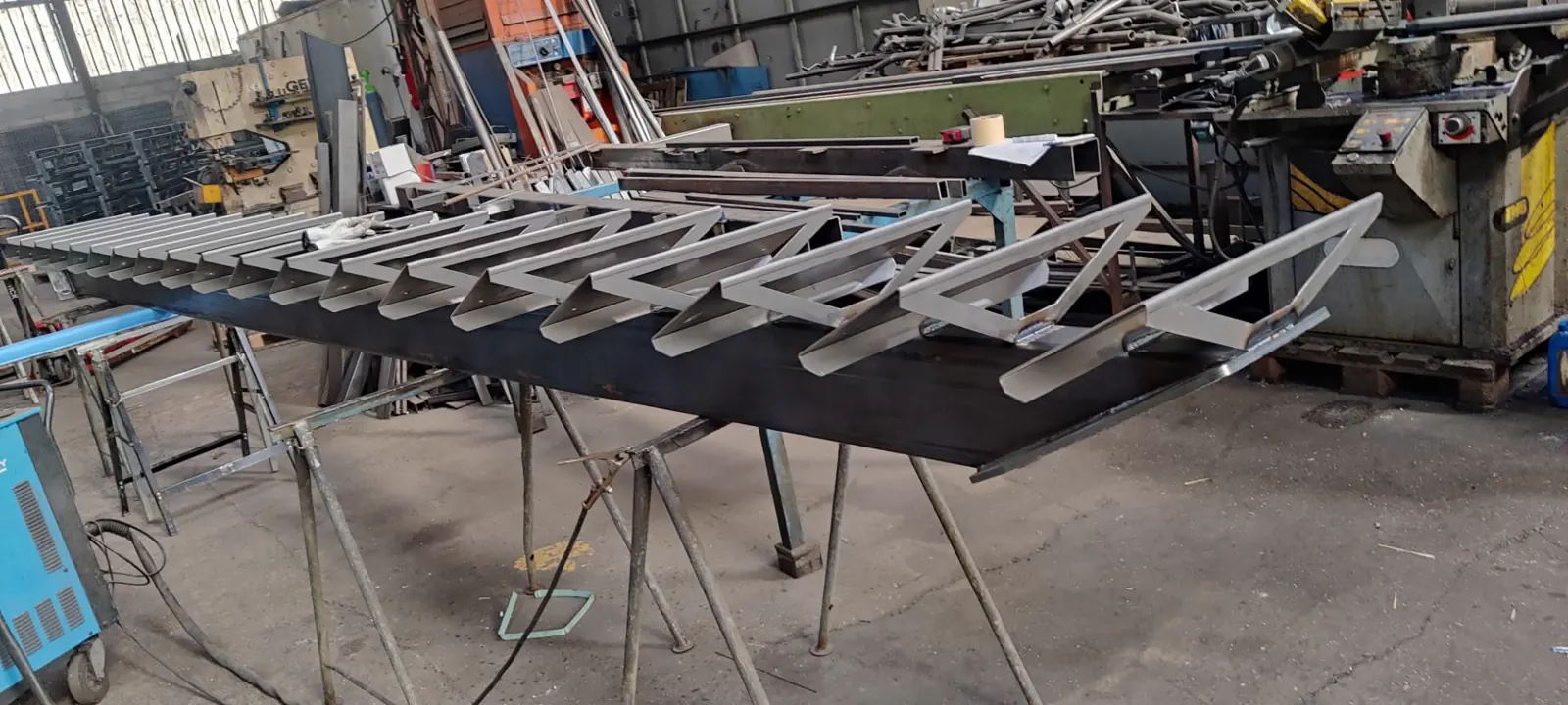 Éléments métalliques en cours de fabrication dans l’atelier ACPF